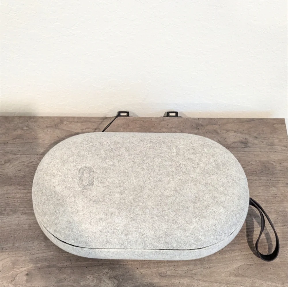 Oculus White Standalone VR Headset with Adjustable Straps